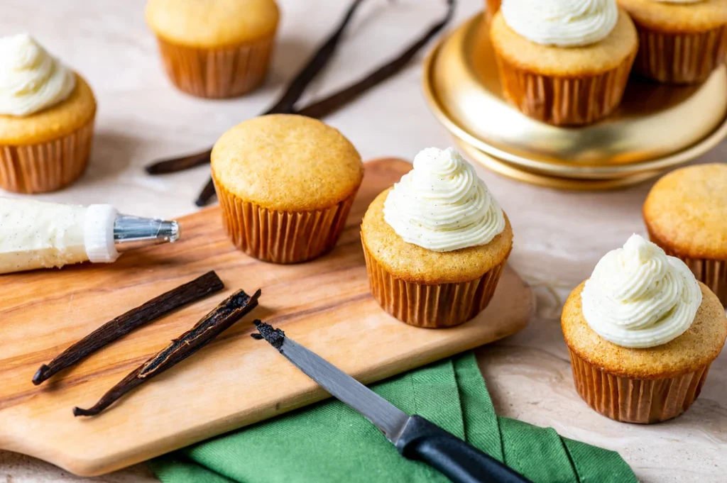 DoubleVanillaCupcakes_1053x700